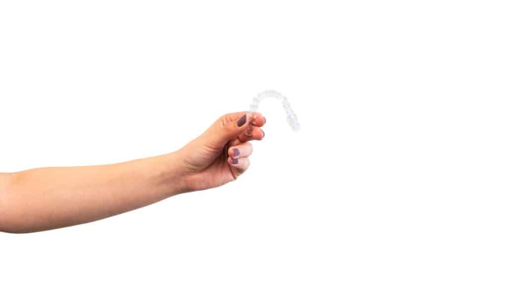 mujer adulta sostiene brackets transparentes invisalign fo 2022 09 29 17 30 36 utc Large
