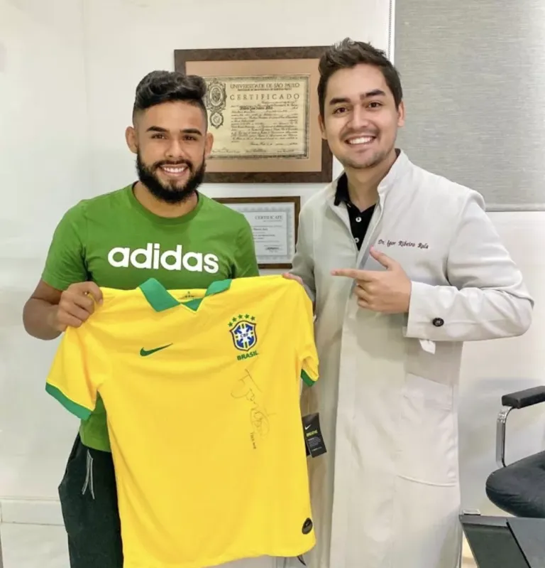 Dr. Igor Ribeiro Rola com atleta profissional do futebol brasileiro Felipe Jonatan atendido na IBR Clinic, Fortaleza